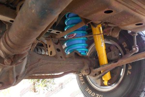 Airbag Man coil helper and Dobinsons 4x4 shock absorber to suit the 105 Series Toyota Landcuiser
